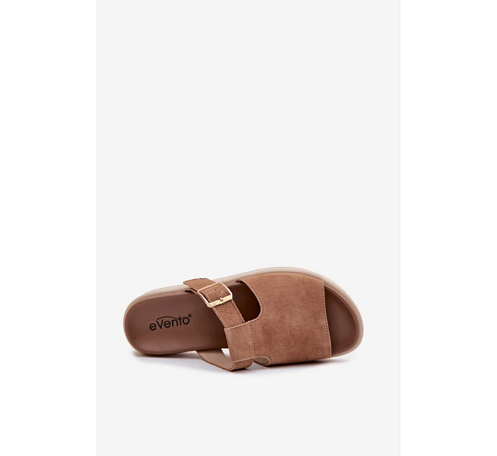 Kožené dámské sandály na platformě se zlatou sponou Camel model 22095008 - Boto Kožené dámské sandály na platformě se zlatou sponou Camel model 22095008 - Boto