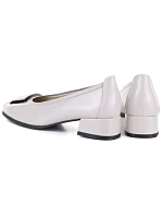 Kožené lodičky na nízkém podpatku šedé model 22097245 - VINCEZA