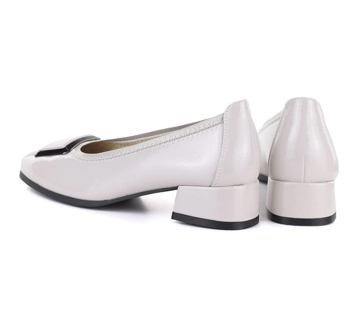 Kožené lodičky na nízkém podpatku šedé model 22097245 - VINCEZA