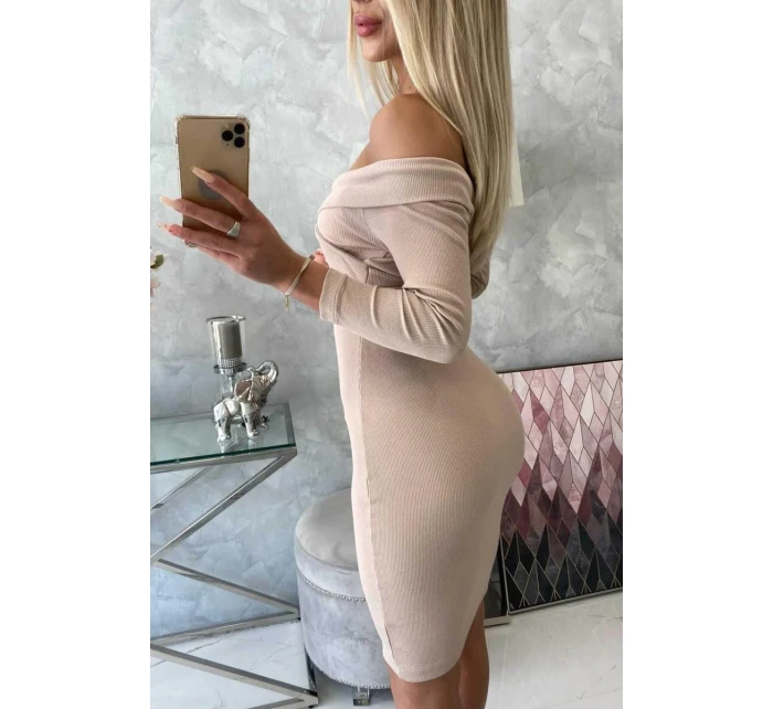 Přiléhavé šaty s výstřihem do V světle béžové barvy Přiléhavé šaty s výstřihem do V světle béžové barvy