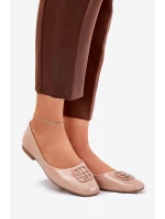 Lakované Elegantní Dámské Baletky S Ozdobným Detalem Béžové model 21690626 - VINCEZA