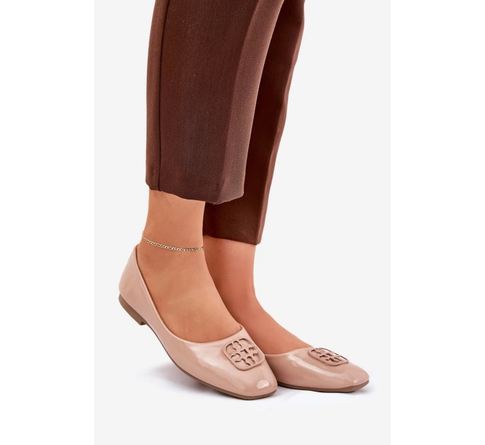 Lakované Elegantní Dámské Baletky S Ozdobným Detalem Béžové model 21690626 - VINCEZA