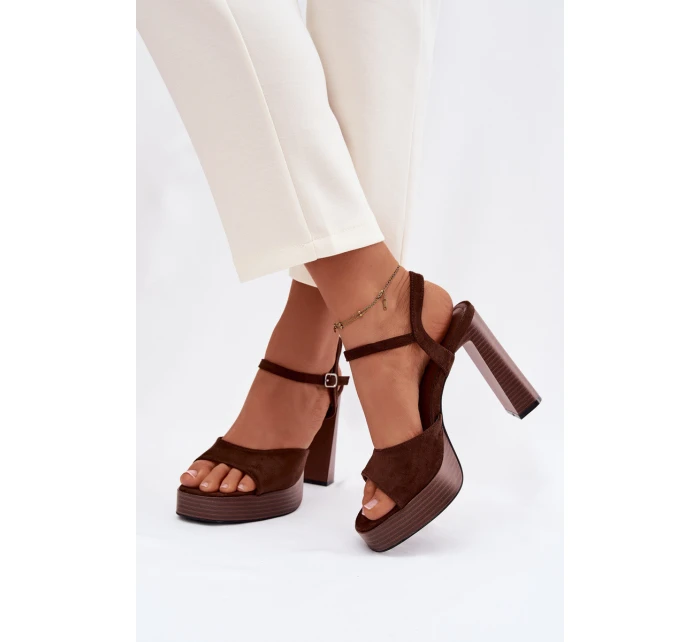 Dámské sandály na podpatku a platformě z eko semiše čokoládové model 21943409 - Boto