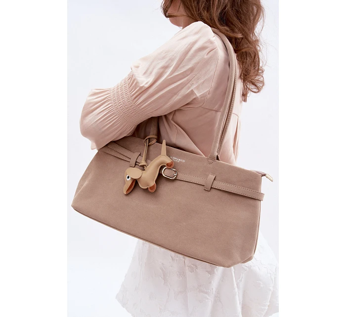 Kožená kabelka z imitace semiše s přívěskem béžová model 22111698 - Flora&Co