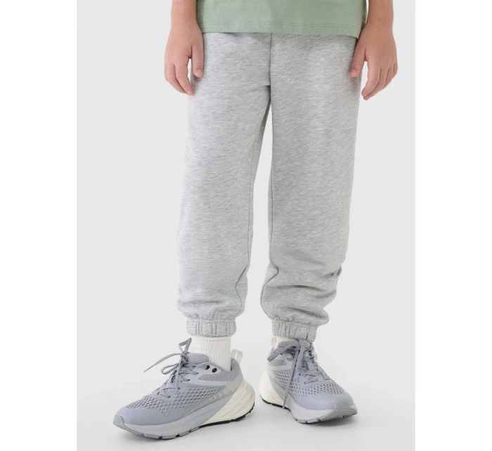 Chlapecké tepláky typu jogger model 21437070 - 4F Chlapecké tepláky typu jogger model 21437070 - 4F