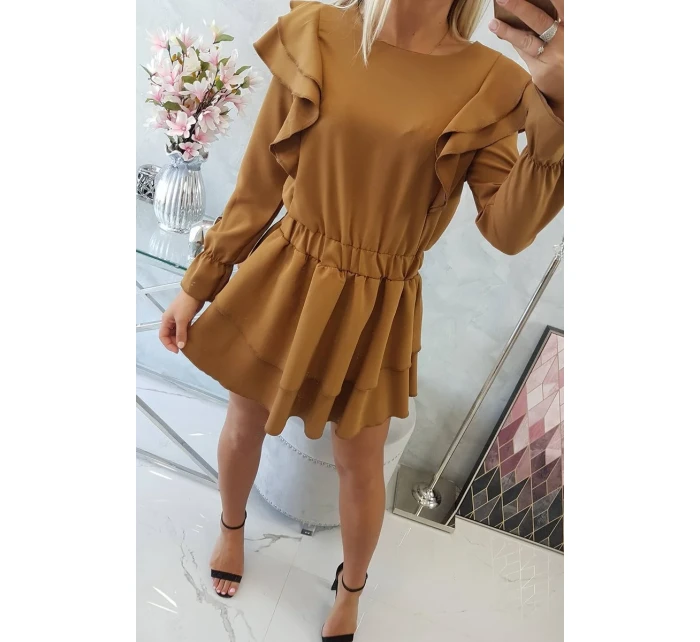 Šaty s vertikálními volánky camel