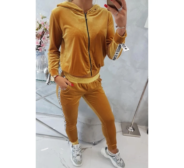 Velurová souprava s ozdobnými model 21752920 hořčicová - K-Fashion Velurová souprava s ozdobnými model 21752920 hořčicová - K-Fashion