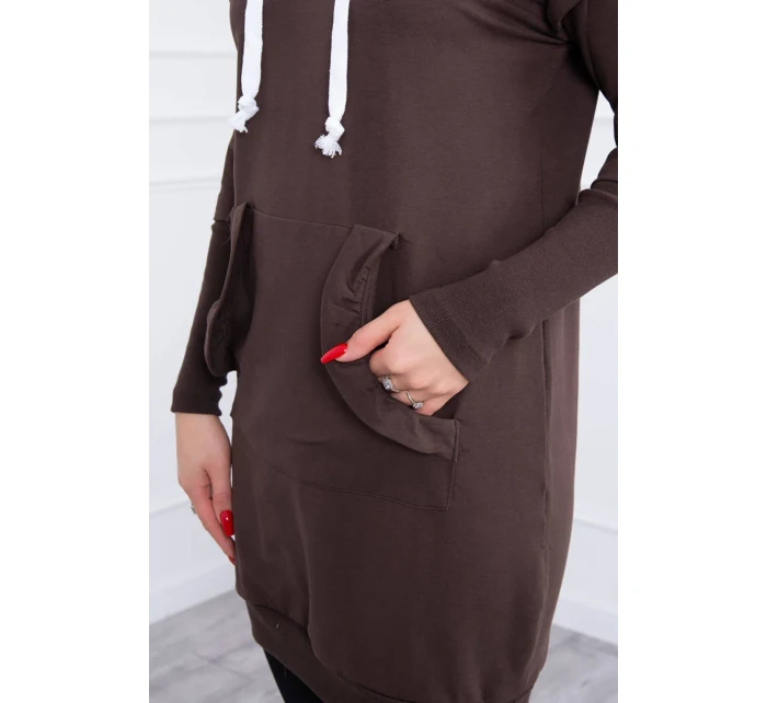 Šaty s ozdobnými volánky a kapucí v hnědé barvě Šaty s ozdobnými volánky a kapucí v hnědé barvě