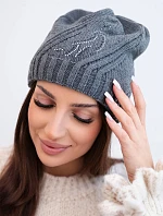 Dámská zimní vlněná čepice s geometrickým vzorem a jemným leskem K401 tmavě šedá