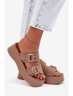 Dámské nazouváky s zlatými sponami tmavě béžové model 22038462 - Boto