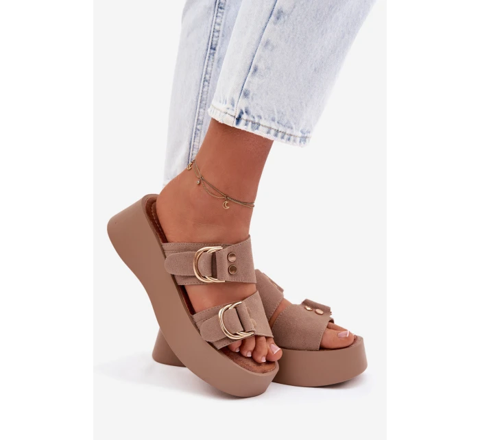 Dámské nazouváky s zlatými sponami tmavě béžové model 22038462 - Boto