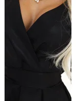 SCARLETT Černé dámské rozšířené šaty s přeloženým obálkovým výstřihem a páskem model 20850667 - numoco SCARLETT Černé dámské rozšířené šaty s přeloženým obálkovým výstřihem a páskem model 20850667 - numoco
