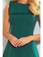 Trapézové zelené šaty s volánkovým výstřihem | model 21196761 - numoco Trapézové zelené šaty s volánkovým výstřihem | model 21196761 - numoco