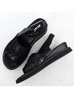 Dámské sandály s gumou černé model 22051713 - JEZZI Dámské sandály s gumou černé model 22051713 - JEZZI