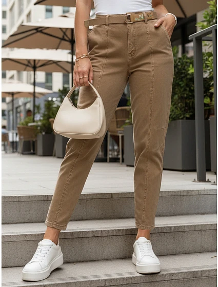 Jeansy damskie z wysokim stanem mom fit z paskiem brązowe model 22136316 - FashionStreet