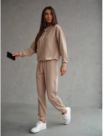 Béžový dámský teplákový komplet - mikina se stojáčkem a kalhoty (82162) Béžový dámský teplákový komplet - mikina se stojáčkem a kalhoty (82162)