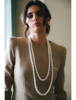 model 21319027 Tužkové šaty s ozdobnými rameny béžové - STYLOVE model 21319027 Tužkové šaty s ozdobnými rameny béžové - STYLOVE