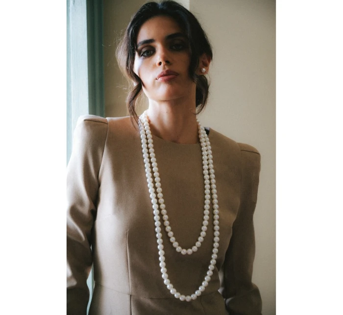 model 21319027 Tužkové šaty s ozdobnými rameny béžové - STYLOVE model 21319027 Tužkové šaty s ozdobnými rameny béžové - STYLOVE