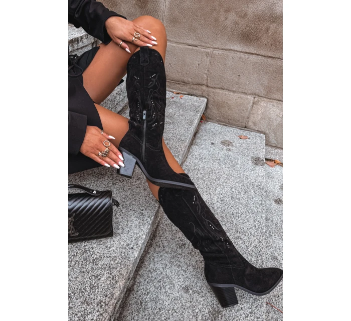 Dámské cowboy kozačky na sloupkovém podpatku z eko semiše Coretta – černé Dámské cowboy kozačky na sloupkovém podpatku z eko semiše Coretta – černé