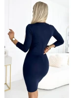 Tmavě modré vypasované dámské šaty s přeloženým obálkovým výstřihem a dlouhými rukávy model 19427050 - numoco