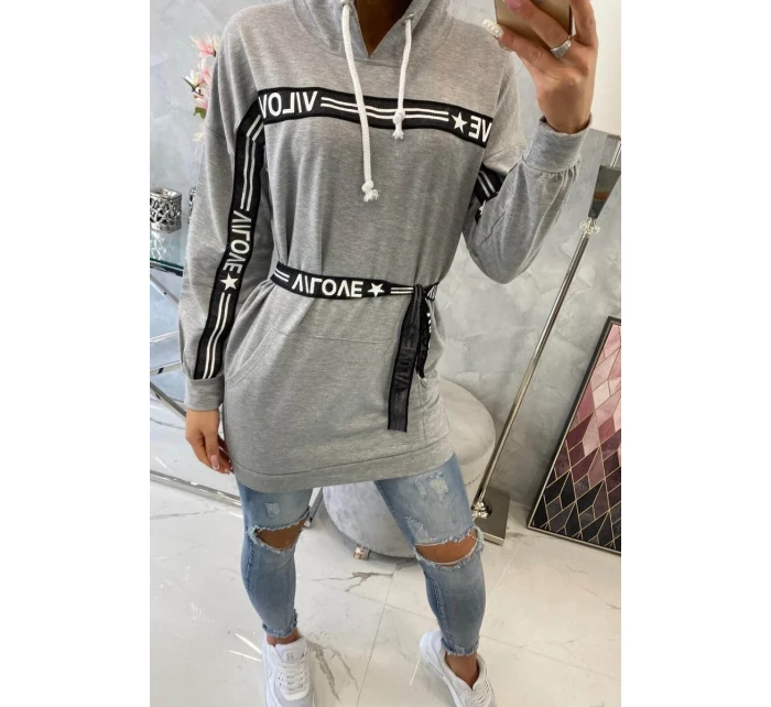 Šaty zdobené stuhou s nápisem šedá