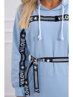 Šaty zdobené modrou stuhou Šaty zdobené modrou stuhou