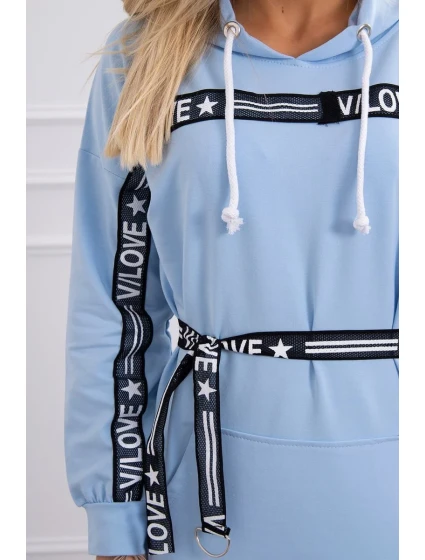 Šaty zdobené modrou stuhou Šaty zdobené modrou stuhou