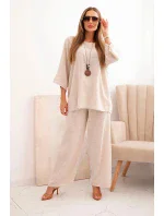 Dámský komplet z model 21193162 blůza s náhrdelníkem a kalhoty béžový - K-Fashion Dámský komplet z model 21193162 blůza s náhrdelníkem a kalhoty béžový - K-Fashion