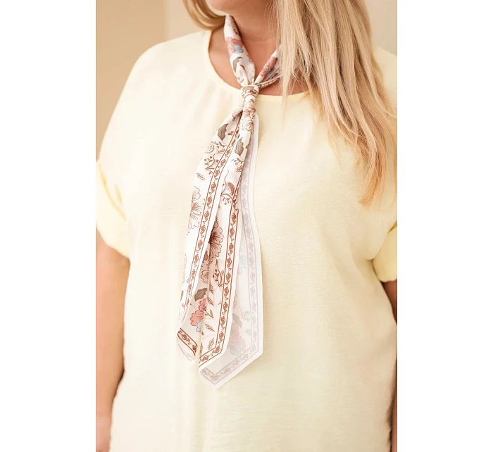 Dámská viskózová halenka pro plnoštíhlé s krátkým rukávem a ozdobným šátkem žlutá