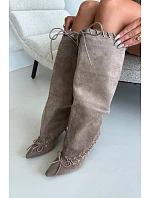 Kozačky s kitten heel z semiše s ozdobným šněrováním béžové Juletta Kozačky s kitten heel z semiše s ozdobným šněrováním béžové Juletta