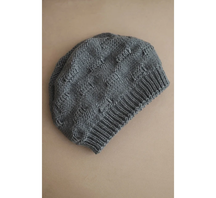 Dámská zimní čepice z vlny s ozdobným pletením model 21782969 tmavě šedá - K-Fashion