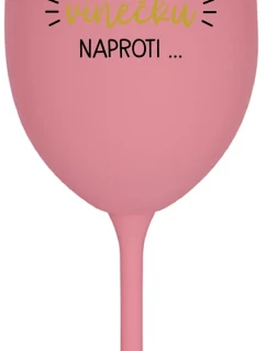 MUSÍM JÍT TOMU VÍNEČKU NAPROTI... - růžová sklenice na víno 350 ml