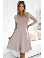 Pohodlné béžové dámské trapézové šaty s dlouhými rukávy model 20614717 - numoco Pohodlné béžové dámské trapézové šaty s dlouhými rukávy model 20614717 - numoco