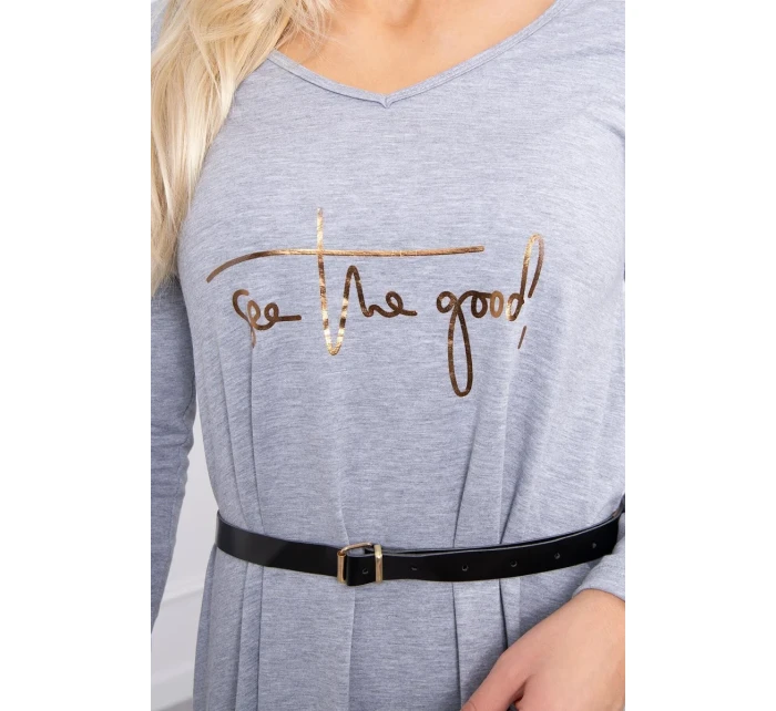 Šaty s ozdobným páskem a nápisem šedé barvy