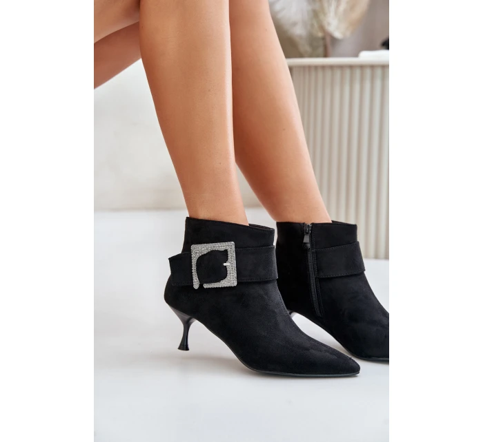 Dámské botky na jehlovém podpatku s ozdobnou sponou černé model 21671085 - Boto