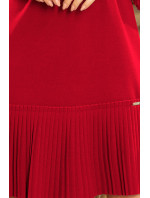 Pohodlné dámské plisované šaty v bordó barvě model 7606643
