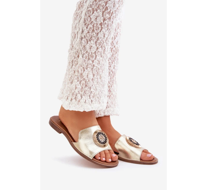 Kožené sandály s ozdobou na plochém podpatku Zazoo model 21682450 zlaté - Boto