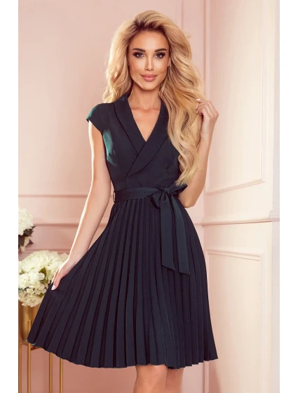 WENDY - Dámské plisované šaty v lahvově zelené barvě s přeloženým obálkovým výstřihem 385-3 WENDY - Dámské plisované šaty v lahvově zelené barvě s přeloženým obálkovým výstřihem 385-3