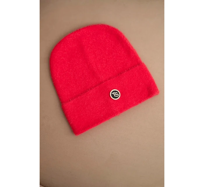 Dámská čepice měkká z huňaté pleteniny s ozdobnou model 21480725 malinová - K-Fashion Dámská čepice měkká z huňaté pleteniny s ozdobnou model 21480725 malinová - K-Fashion