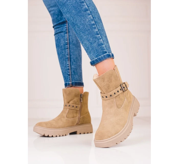 Praktické hnědé kotníčkové boty dámské na plochém podpatku Praktické hnědé kotníčkové boty dámské na plochém podpatku