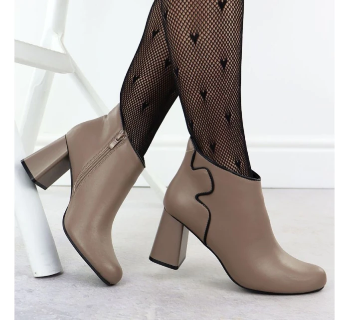 Elegantní kožené boty na jehlovém podpatku béžové model 21905510 - JEZZI Elegantní kožené boty na jehlovém podpatku béžové model 21905510 - JEZZI