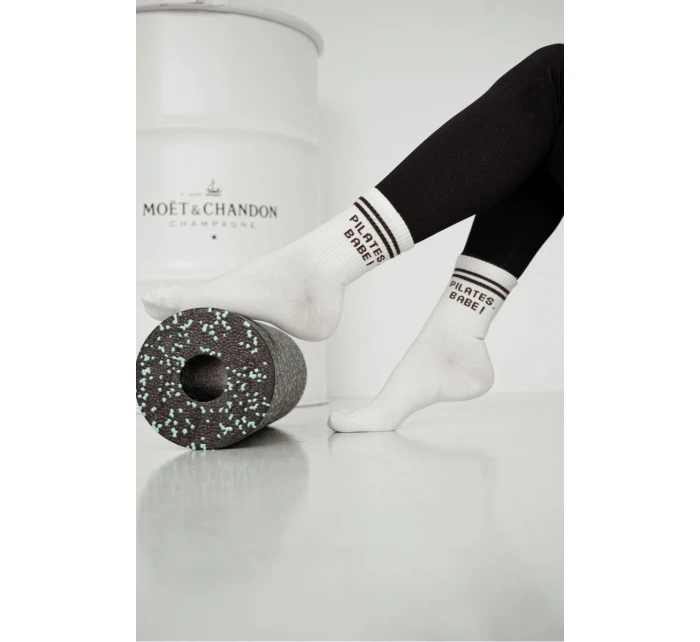 Dámské ponožky s hnědým nápisem PILATES BABE Ecru Dámské ponožky s hnědým nápisem PILATES BABE Ecru