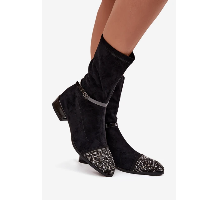 Dámské boty na nízkém podpatku se zdobením a páskem D&A – černé