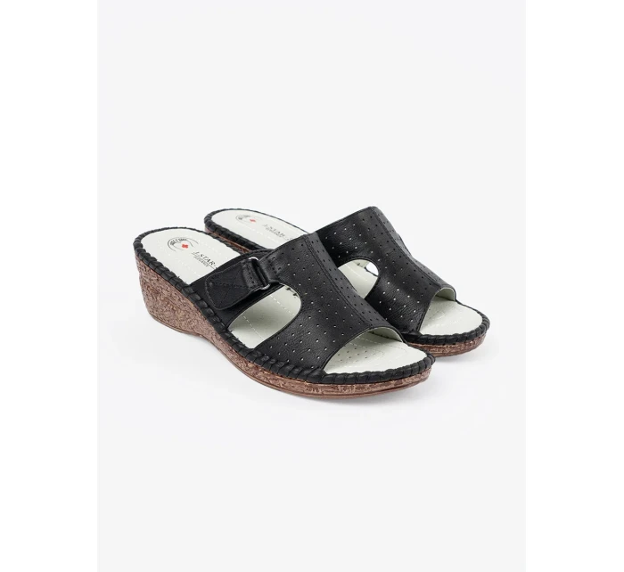 Pěkné nazouváky dámské černé na klínku Pěkné nazouváky dámské černé na klínku