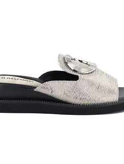 Dámské žabky na nízkém podpatku ve stříbrné barvě M.Daszynski model 22081585 - Hikvision