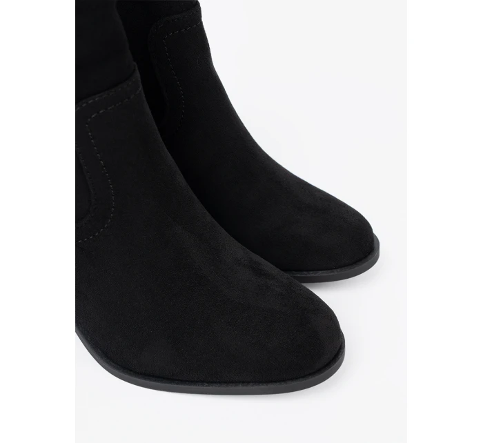 Pěkné dámské  kotníčkové boty černé na širokém podpatku