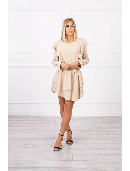 Šaty se model 18743668 volány béžové - K-Fashion