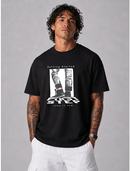 Tshirt męski z nadrukiem bawełniany oversize czarny model 22216089 - FashionStreet Tshirt męski z nadrukiem bawełniany oversize czarny model 22216089 - FashionStreet