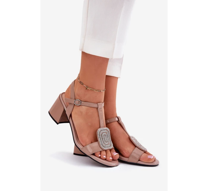 Kožené Lakované Dámské Sandály Na Podpatku S Ozdobou model 21695186 Béžové - VINCEZA Kožené Lakované Dámské Sandály Na Podpatku S Ozdobou model 21695186 Béžové - VINCEZA