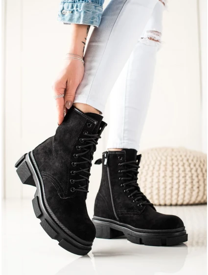 Praktické černé dámské kotníčkové boty na plochém podpatku Praktické černé dámské kotníčkové boty na plochém podpatku